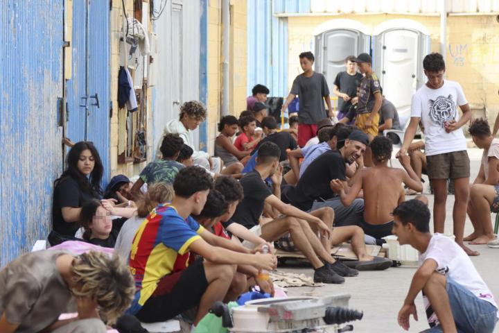 Cientos de personas descansan en las calles de Ceuta, tras haber entrado a nado desde Marruecos, el 3 de agosto de 2026.
