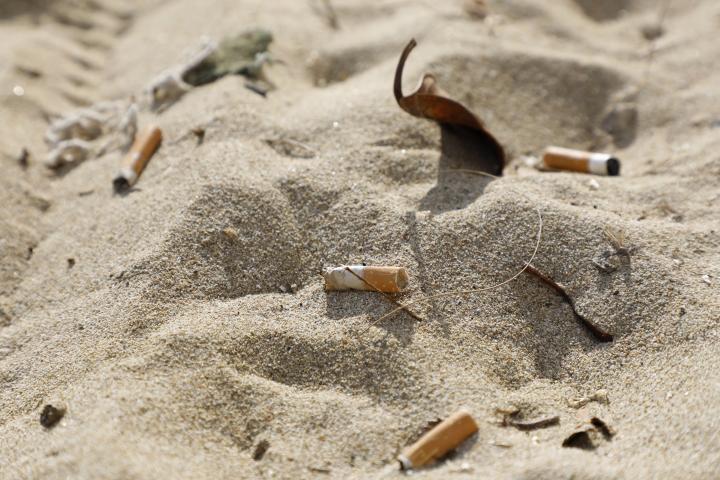 Cigarrillo en la arena de la playa