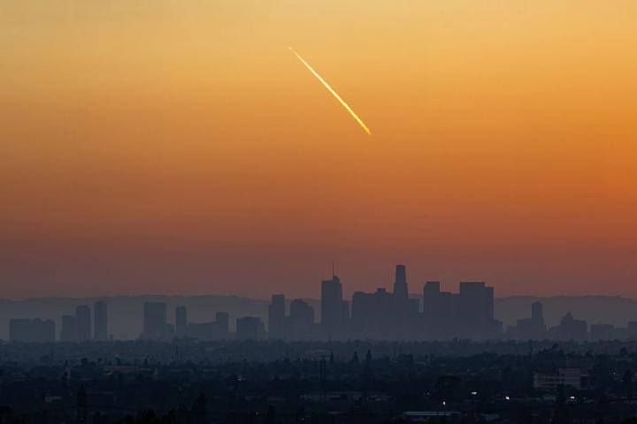 Cohete de Space X, en una imagen tomada tras su despegue en Los Ángeles