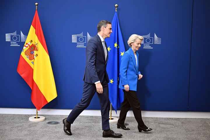 El presidente español, Pedro Sánchez, la presidenta de la Comisión Europea, Ursula von der Leyen, antes de reunirse en Bruselas (Bélgica), el 28 de mayo de 2025.