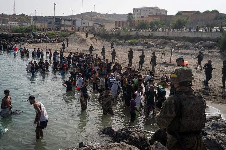Entrada masiva de inmigrantes en Ceuta, ante la vigilancia del Ejército