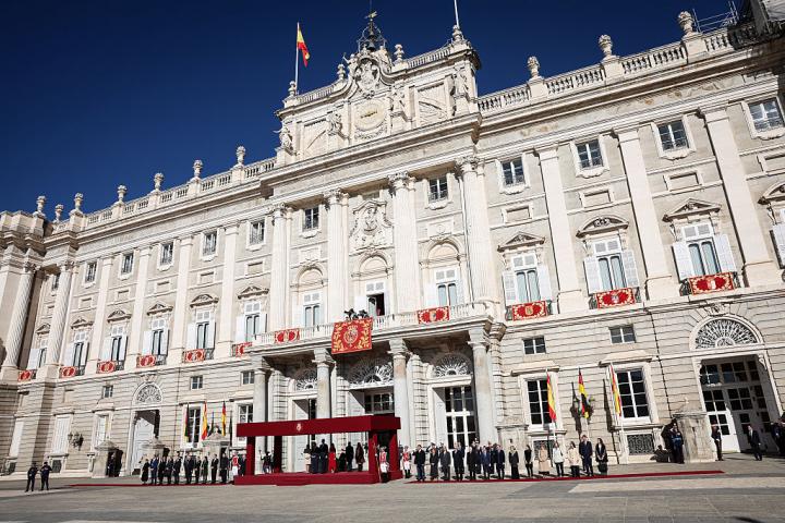 Fachada del Palacio Real decorado para la visita del papa