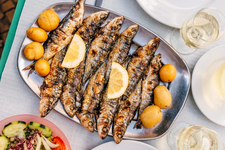 Imagen de archivo de un plato de pescaito frito.