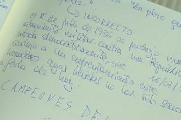 Imagen del libro de visitas de un campo de concentración.