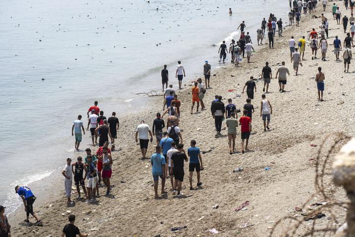 Migrantes vuelven a Marruecos tras entrar en Ceuta.