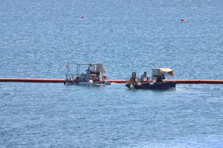 Trabajos para la colocación de la boya flotante para delimitar las aguas territoriales de la playa del Tarajal de Ceuta que separa de Marruecos, el 2 de agosto de 2026.