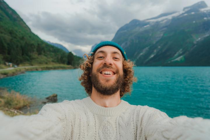 Un hombre, junto a un paisaje noruego.