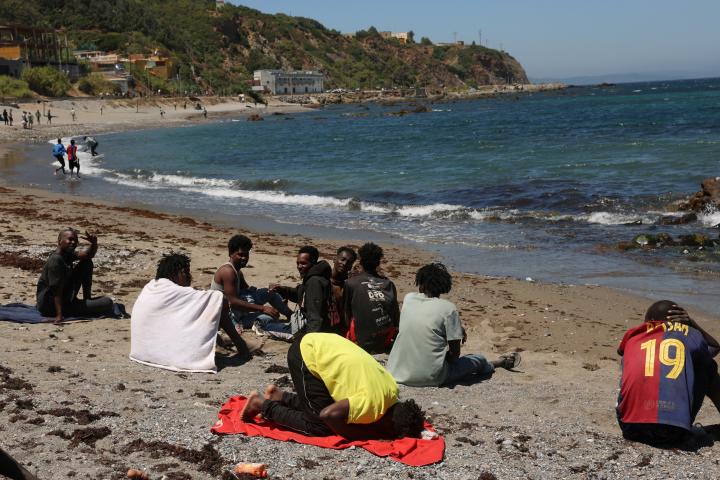 A migrant prays while waiting on the beach in Ceuta, Spain, following deadly mass crossings of migrants on foot and by sea from Morocco into Spanish territory, August 2, 2026. REUTERS/Violeta Santos MouraUn migrante ora mientras espera en la playa de Ceuta, junto a varios compañeros, tras los mortales cruces masivos desde Marruecos, el 2 de agosto de 2026.