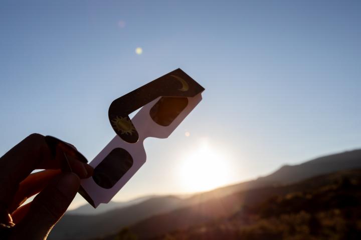 Unas gafas para ver el eclipse solar