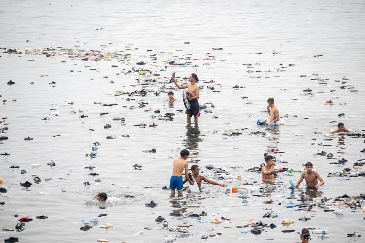 Zapatillas y flotadores en el mar tras la entrada masiva de migrantes a Ceuta, el pasado jueves