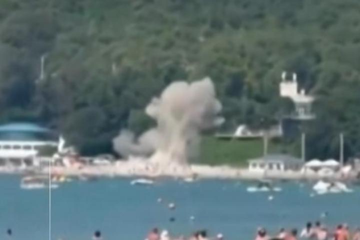 Captura del vídeo difundido en redes sociales que muestra el supuesto impacto de un dron, que Rusia atribuye a Ucrania, en una playa de Arkhipo-Osipovka, el 3 de agosto de 2026.
