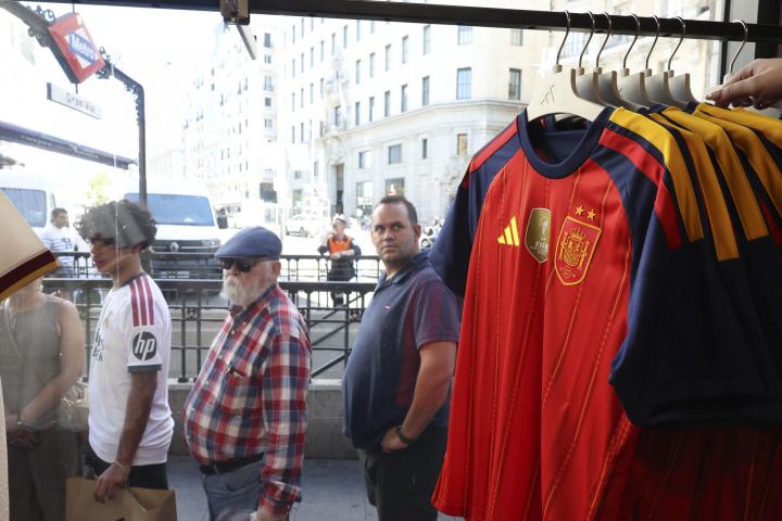La nueva camiseta de la selección española, con las dos estrellas, ya a la venta
