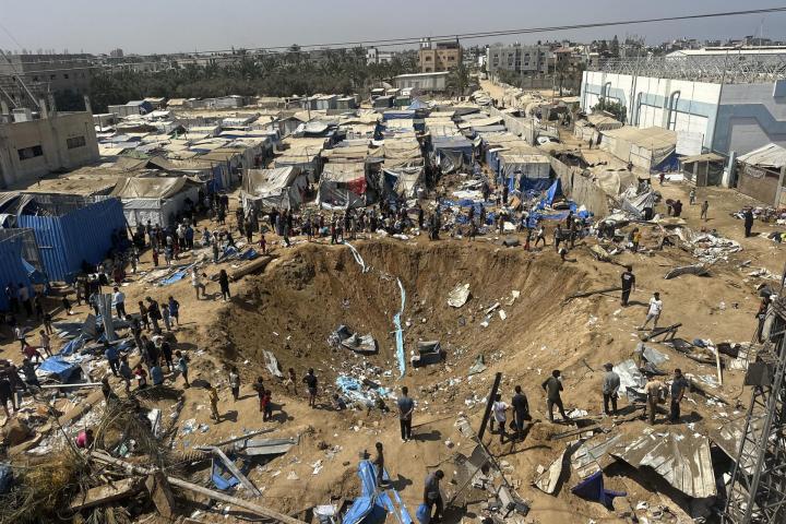 Cráter producido por un bombardeo de Israel en Deir el Balah, contra un campamento para personas desplazadas, en Gaza. Destruyó 20 tiendas y un almacén médico el 1 de agosto de 2026.