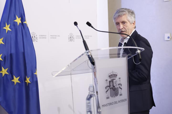 El ministro del Interior, Fernando Grande-Marlaska, llega a la rueda de prensa que ha ofrecido tras asistir a la reunión telemática del consejo extraordinario de ministros del Interior de la UE.
