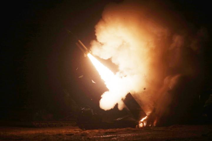 Lanzamiento de un sistema de misiles tácticos del ejército (ATACMS) de EEUU, durante un ejercicio conjunto entre dicho país y Corea del Sur, el 5 de octubre de 2022, en un lugar no indicado del país asiático.