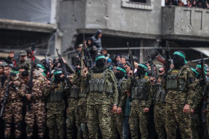 Las Brigadas Al-Qassam, brazo militar de Hamás, desplegadas en Rafah (Gaza) para supervisar la entrega de dos rehenes israelíes a la Cruz Roja, el 22 de febrero de 2025.