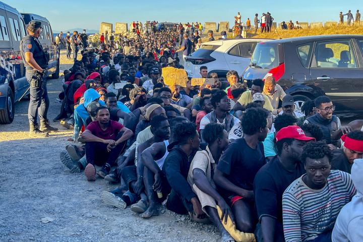 Los entre 3.500 y 5.000 migrantes, según el Gobierno de Ceuta, que aún no han retornado a Marruecos, malviviendo en las calles de la ciudad, el 3 de agosto de 2026.