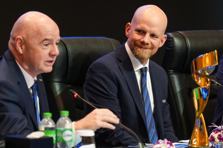 Mattias Grafström (dcha.), junto a Gianni Infantino (izda.)