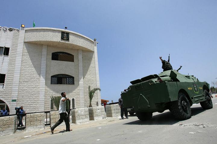 Miembros de Hamás conducen un blindado incautado al partido de la oposición Fatah, frente a las oficinas del presidente Mahmoud Abbas, el 15 de junio de 2007, en Gaza.