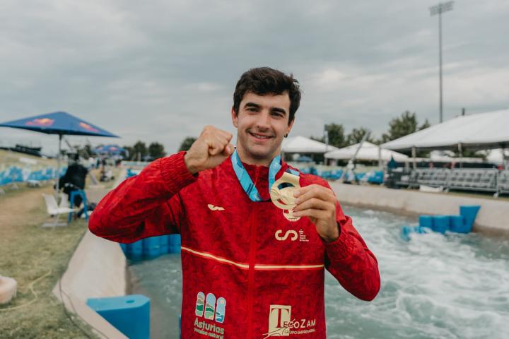 Miquel Trave posa con su oro mundial