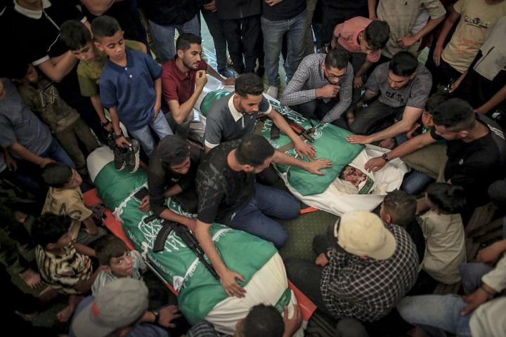 Oración fúnebre por Muhammad Awda, comandante del brazo militar de Hamás, y un familiar, muertos en un ataque israelí en Gaza ciudad, el 27 de mayo de 2026.