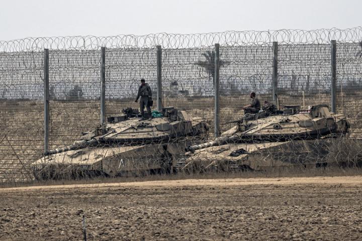 Tanques y vehículos militares del Ejército israelí se desplazan por las zonas cercanas a la frontera con Gaza, el 23 de junio de 2025.