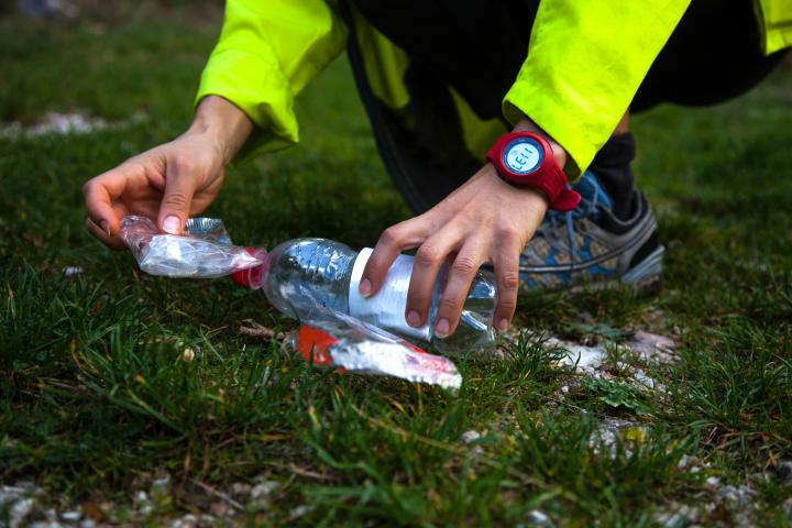 Una persona recoge la basura de la montaña.