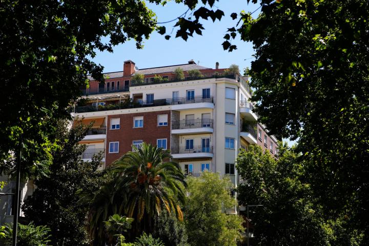 Vista del ático de Chamberí que la presidenta de la Comunidad de Madrid, Isabel Díaz Ayuso, iba a utilizar como oficina provisional, en la capital de España.