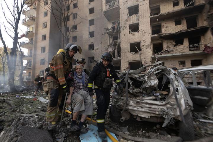 KRAMATORSK, UKRAINE - AUGUST 04: Firefighters and emergency services personnel evacuate an elderly man from a destroyed building following a Russian airstrike in Kramatorsk, Ukraine, on August 04, 2026. (Photo by Francisco Richart/Anadolu via Getty Images)Bomberos y personal de servicios de emergencia evacuan a un anciano de un edificio destruido tras un ataque aéreo ruso en Kramatorsk (Ucrania), el 4 de agosto de 2026.