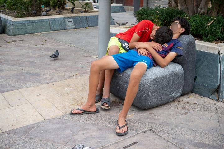Dos menores intentan dormir en una calle de Ceuta tras entrar irregularmente en la ciudad