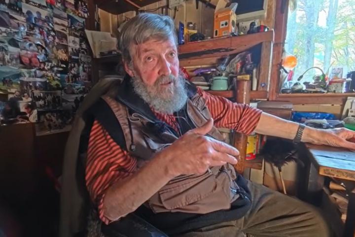 84-anos-vive-cabana-aislado