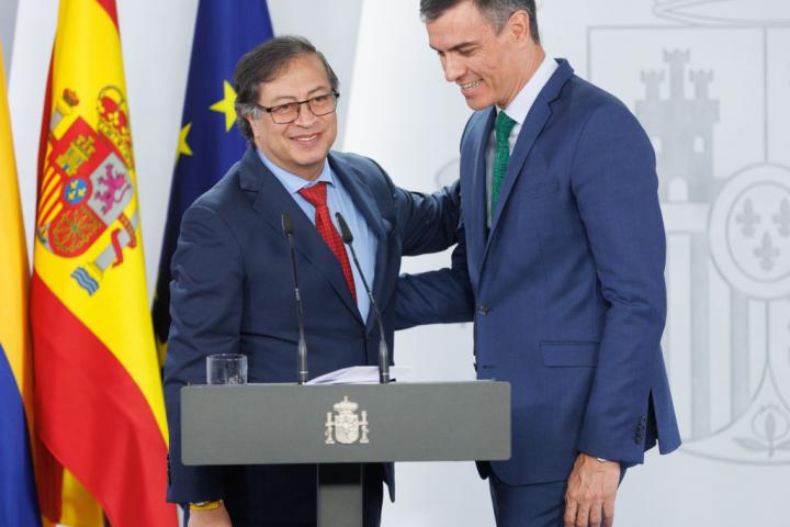 El Presidente del Gobierno español, Pedro Sánchez, y el de Colombia, Gustavo Petro, se saludan al inicio de una rueda de prensa en La Moncloa, en Madrid, el 4 de mayo de 2023.