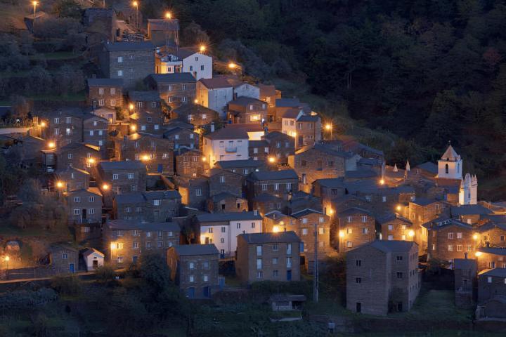 alt="alt="El pueblo de Piódão en Portugal de noche""