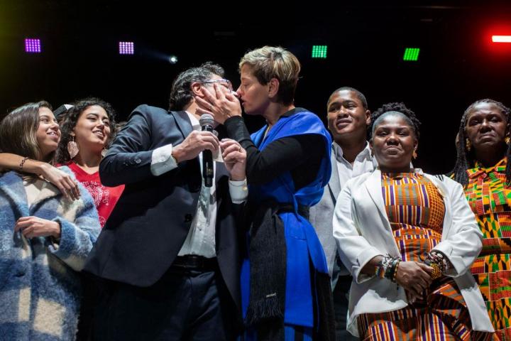 Gustavo Petro y su esposa, Verónica Alcocer, se besan durante la celebración de la victoria del izquierdista en las elecciones, en Bogotá (Colombia), el 19 de junio de 2022.