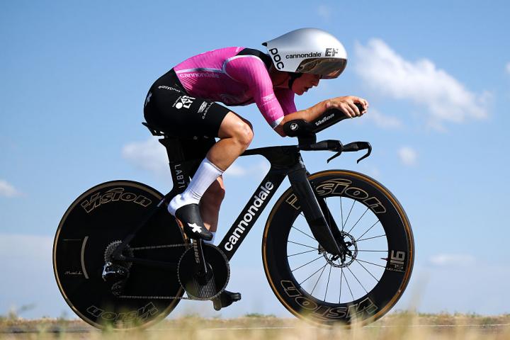 La ciclista Cedrine Kerbaol en la una contrarreloj individual de 21 km entre Gevrey-Chambertin y Dijon celebrada el 4 de agosto.