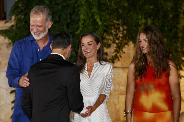 Los reyes Felipe VI y Letizia, la princesa Leonor y Jaime de Anglada en la recepción de las autoridades en Marivent (Mallorca).