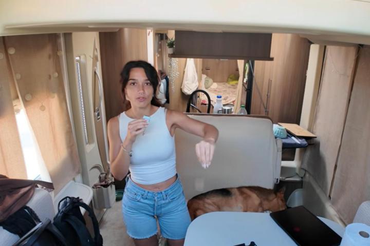 Lydia, joven que vive en una autocaravana.