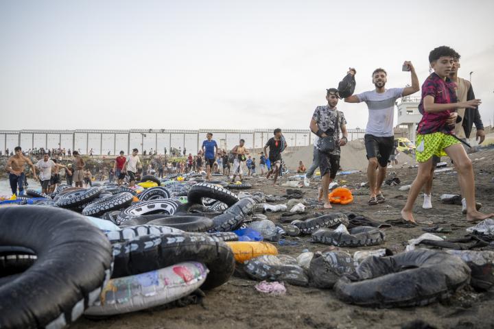 Cientos de migrantes cruzaron la frontera de Ceuta el pasado 30 de julio de 2026