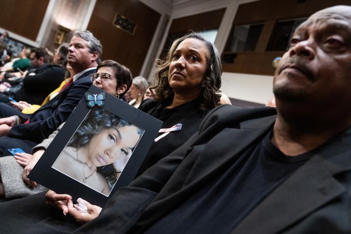Un grupo de padres en 2024 y en el Senado de EEUU sujetan fotos de sus hijos que han sido víctimas de los algoritmos y los filtros burbuja de redes sociales como Instagram o TikTok