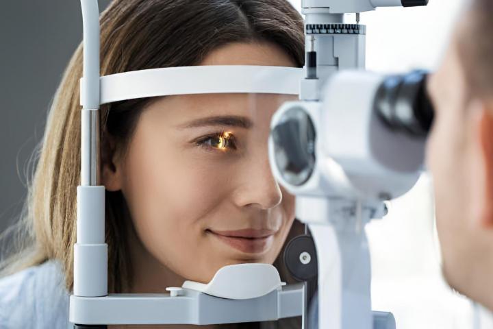 Una mujer en la revisión de la vista en una clínica de oftalmología