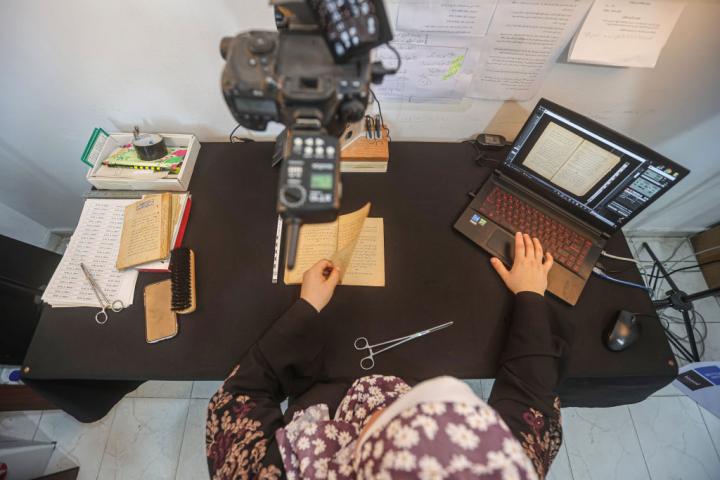 Una mujer trabaja con su portátil en Gaza, en una imagen de archivo