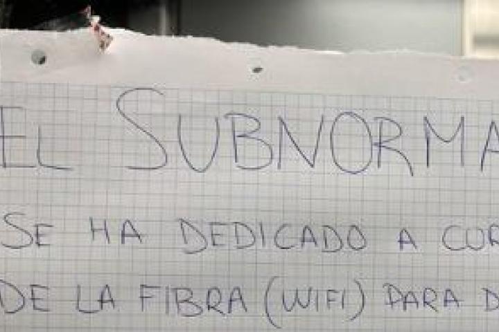 Cartel colgado en una comunidad de vecinos.