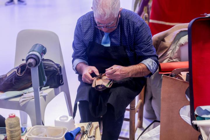 Un zapatero en una imagen de archivo en FITUR