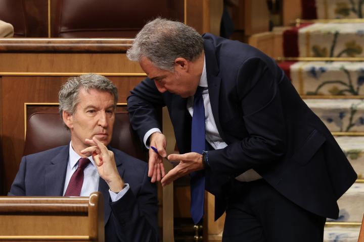 El presidente del PP, Alberto Núñez Feijóo, y el vicesecretario de Política Autonómica y Local, Elías Bendodo; en una imagen de archivo.
