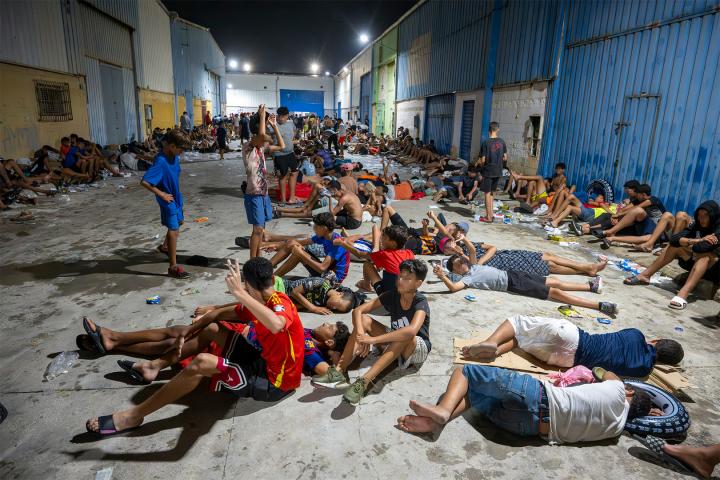Jóvenes marroquíes, hacinados en el suelo tras la entrada ilegal masiva en Ceuta
