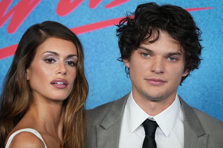 Kaia Gerber y Homer Gere en la presentación de la serie 'The Shards'.
Kaia Gerber and Homer Gere are at the AchtBerlin Cultural Center for a photo shoot for the series "The Shards." The series premieres on August 6, 2026, on Disney+. Photo: Soeren Stache/dpa (Photo by Soeren Stache/picture alliance via Getty Images)