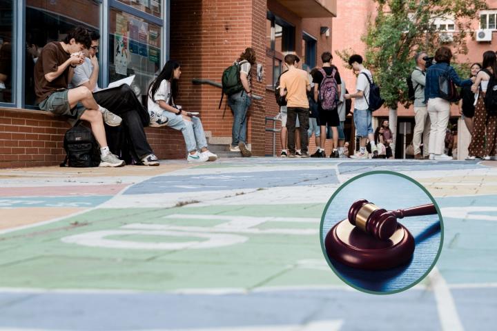 Un grupo de adolescentes en un patio de recreo y dentro de un círculo, un martillo de un juez