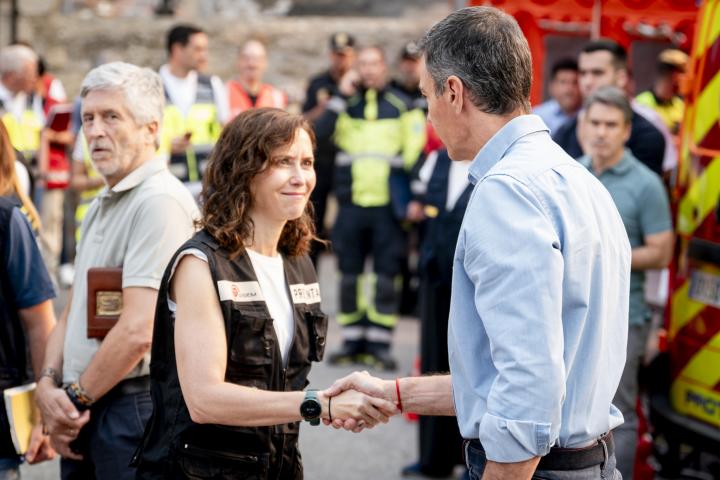 La presidenta madrileña, Isabel Díaz Ayuso, saluda al presidente del Gobierno, Pedro Sánchez, durante la visita a las zonas afectadas por los incendios en Madrid.