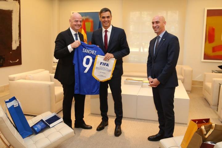 Luis Rubiales, en La Moncloa, durante una reunión a tres con Gianni Infantino y Pedro Sánchez en 2018