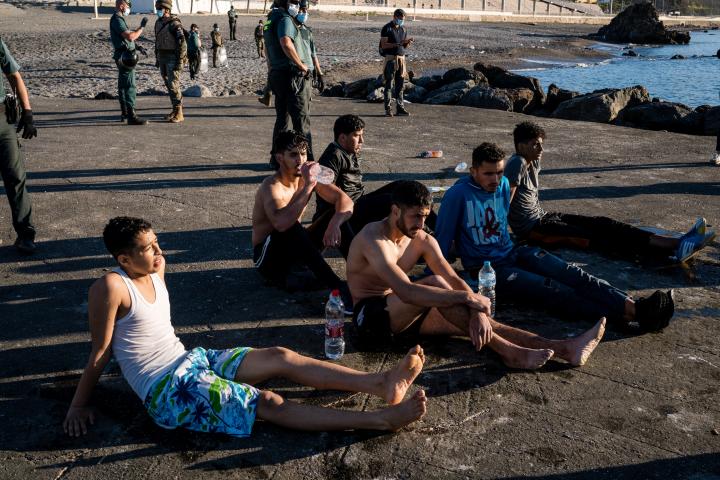 Migrantes recién llegados a nado a la costa de Ceuta desde Marruecos.